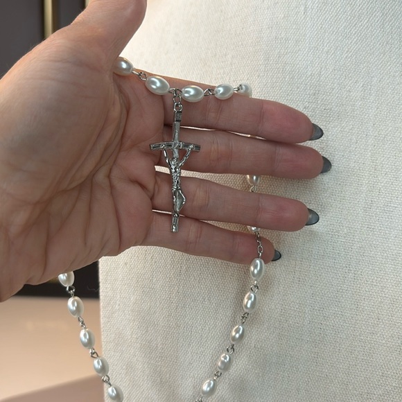 Cross choker necklace stainless and pearls 16.5” neck 🤍 - Picture 6 of 8